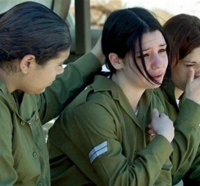 فتيات اسرائيليات يمزقن ملابسهن بعد انتفاضة 