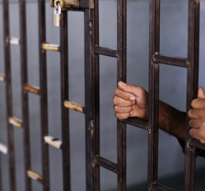 الاحتلال يحرم والد الأسير أحمد الشنا من زيارته