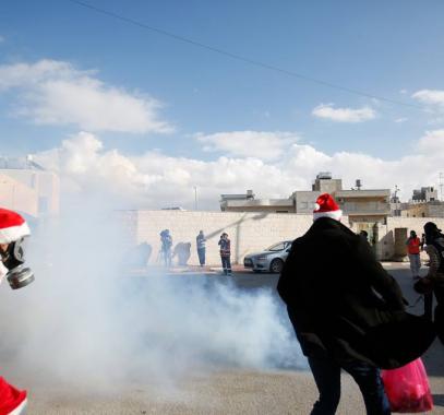بالصور ...جنود الاحتلال يهاجمون 