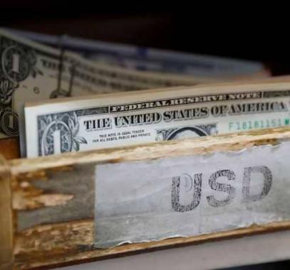 الدولار يهبط لأدنى مستوى في أكثر من 3 أشهر