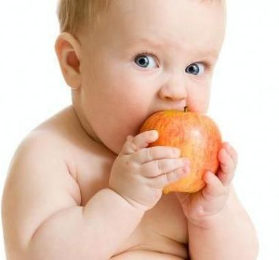 1449728846_sml-bigstock-baby-boy-eating-healthy-food-i-20341478-476x360