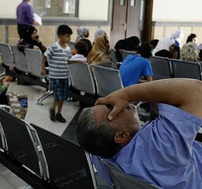 معاناة افلفلسطينين على المعابر 