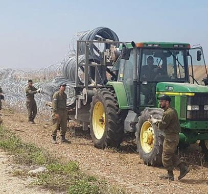 الاحتلال يعزز حدود غزة بالأسلاك الشائكة