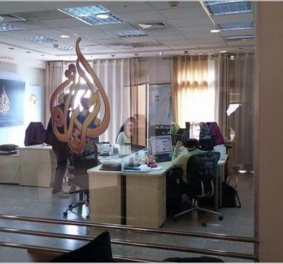 هآرتس: مكتب الجزيرة يعمل كالمعتاد وجهود وزير الاتصالات الإسرائيلي باءت بالفشل