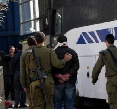 الاحتلال يحكم على أسير بالسّجن الفعلي لمؤبدين ودفع تعويض