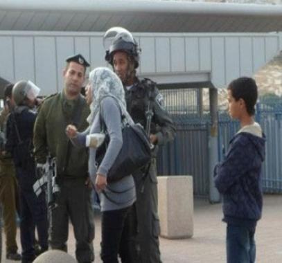 الارتباط يؤمن الإفراج عن مواطنة وطفلين في الخليل