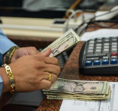 أكبر ورقة عملة في فنزويلا لا تزال غير متوفرة