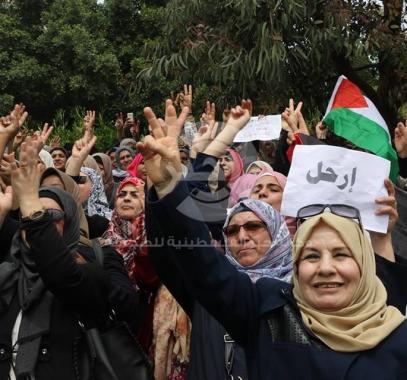 آلاف الموظفين يحتشدون في ساحة 
