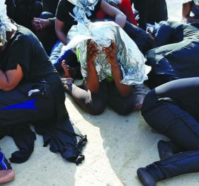 انتشال جثث 5 مهاجرين وإنقاذ 117 قبالة سواحل ليبيا 