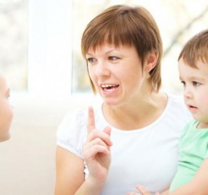 mother-talking-to-children-980x498