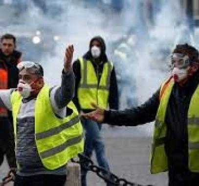 فرنسا ترفض حظر استخدام الغاز المسيل للدموع في التظاهرات