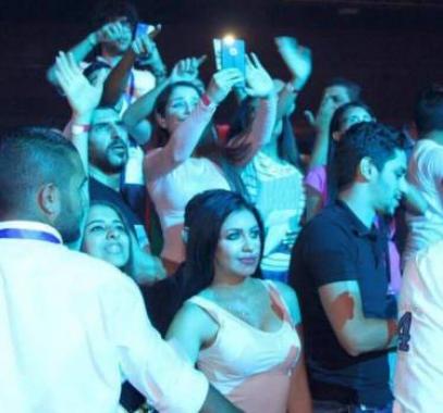 منتج عربي معروف يفضح مطرباً شاباً ويكشف ما كان يفعله مع الفتيات
