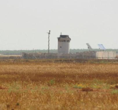 أبراج الاحتلال تستهدف أراضي المزارعين شرق القرارة