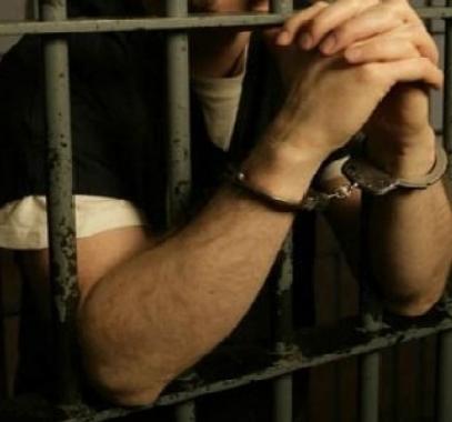 أحكام بالسجن وغرامات مالية بحق عدد من الأسرى