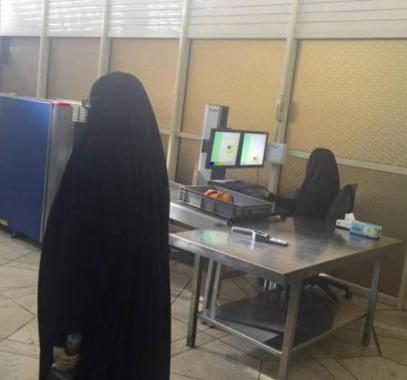 شكوا بطريقة مَشيها بالمطار وما وجدوه بين ساقيها أثار دهشتهم!