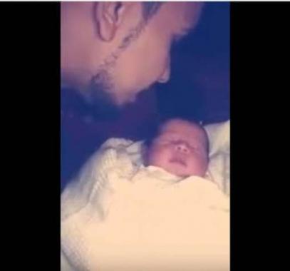 بالفيديو : طفلة تسمع اسم النبي الرسول في الاذان ... لن تصدق ماذا فعلت ؟!