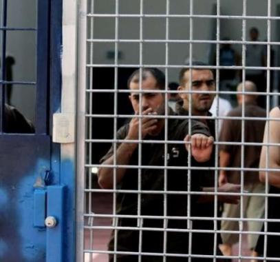 6 أسرى يدخلون أعواماً جديدة في سجون الاحتلال
