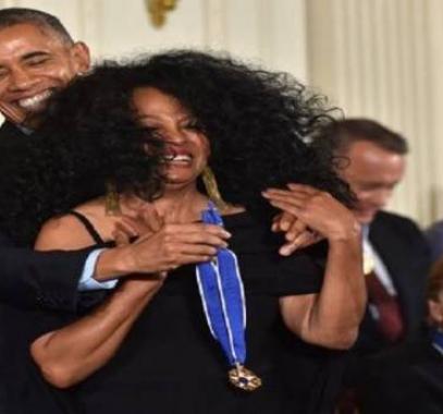 بالفيديو: أوباما يتعرض لموقف محرج