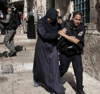 الاحتلال يمدد اعتقال مقدسية وأخرى تسلم نفسها.jpg