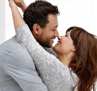 7 أسباب تجذب الرجل للمرأة الناضجة فوق سن الأربعين