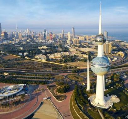 الكويت تطرد سوريين ومصريين جماعياً مع عائلاتهم