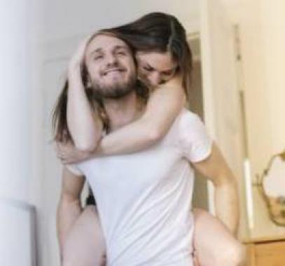 عانقيه وارتدي قميصه لتمتلكي قلبه.. 11 شيئاً صغيراً تفعلينها مثيرة للغاية للرجال