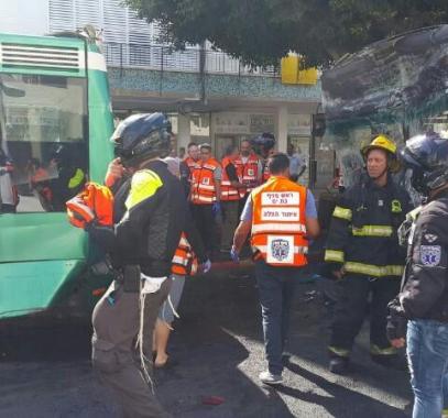 إصابة 61 إسرائيلياً إثر حادث سير في تل أبيب