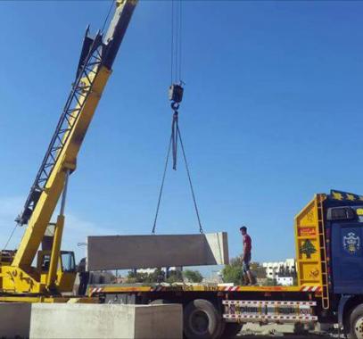 بناء جدار حول مخيم عين الحلوة بلبنان