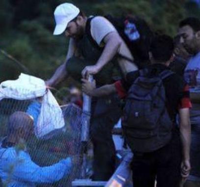 صربيا.. أكثر من 1000 لاجئ يفترشون الأرض ويلتحفون السماء