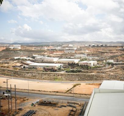 الاحتلال ينوي إقامة منطقة صناعية ضخمة وراء الخط الأخضر