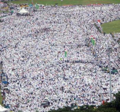 إندونيسيا.. عشرات الآلاف يتظاهرون ضد حاكم جاكرتا