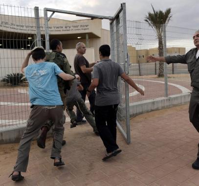 اعتقال فلسطينياً بزعم اجتيازه السياج الفاصل شمال القطاع