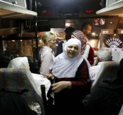 دفعة جديدة من أهالي أسرى غزة يزورون ذويهم بسجن نفحة.jpg