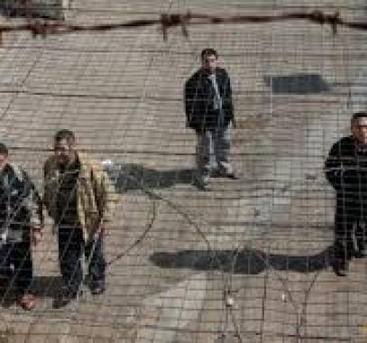 ثلاثة أسرى يدخلون أعواماً جديدة في سجون الاحتلال