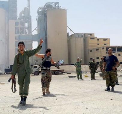 مقتل 5 على الأقل في اشتباكات قرب حقل نفط ليبي