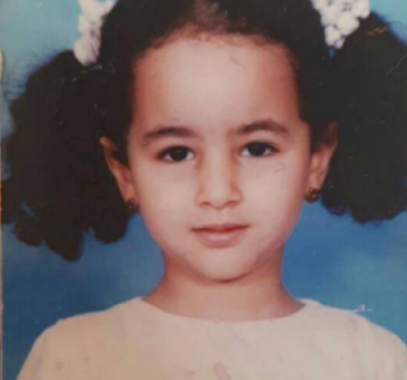 خمنوا هذه الطفلة أي نجمة هي الآن!