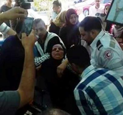إغماء والدة الأسير بني عودة بعد إضرابها عن الطعام لليوم الثالث