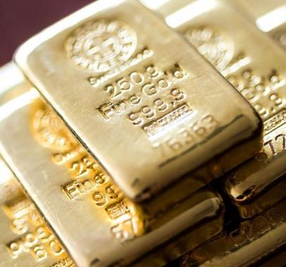 ارتفع الذهب إلى أعلى مستوى له في خمسة أشهر، الجمعة، مع إقبال المستثمرين على شراء المعدن النفيس بحثا عن ملاذ آمن بعدما أطلقت الولايات المتحدة عشرات الصواريخ على قاعدة جوية سورية مما يصعد التوترات مع روسيا وإيران. وقالت روسيا، الحليف القوي لسوريا، إن الضربة