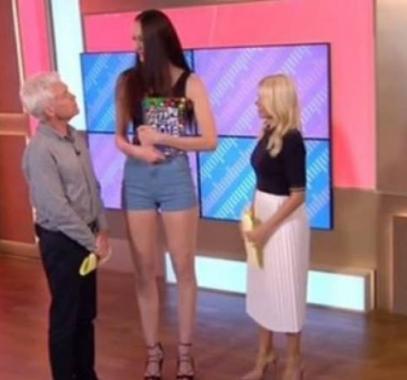 بالفيديو : امرأة تمتلك أطول ساق في العالم تحرج مذيعين على الهواء!