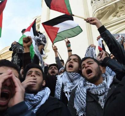 آلاف من الفلسطينيين واللبنانيين يتظاهرون في بيروت رفضاً للقرار الأميركي
