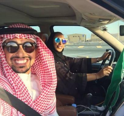 بالصورة : بعد القانون الجديد.. سعودي يدرب زوجته على قيادة السيارة!