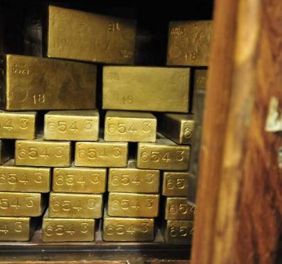 الذهب ينخفض.. وتوقعات بانتعاش في الأسبوع القادم