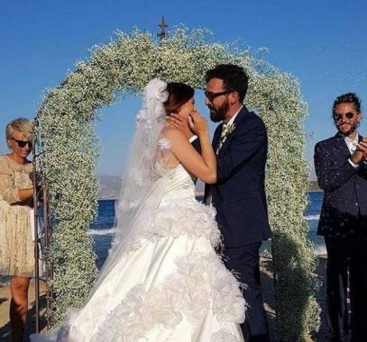 ابنة مصمّم الأزياء اللبناني العالمي تتزوّج في اليونان.. شاهد صور الزفاف!