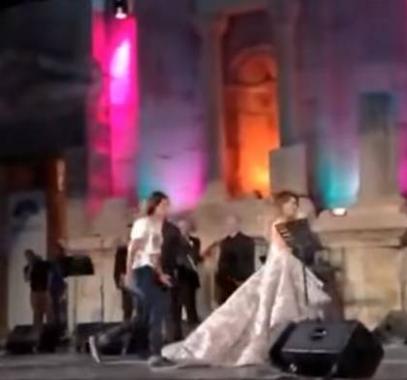 بالفيديو : معجبة هيستيرية تقتحم مسرح جرش وما فعلته مع نوال الزغبي لا يصدق!