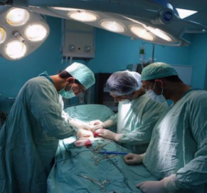 بالفيديو : فضيحة تنتهك حقوق المريض.. هذا ما فعله الأطباء في غرفة العمليات