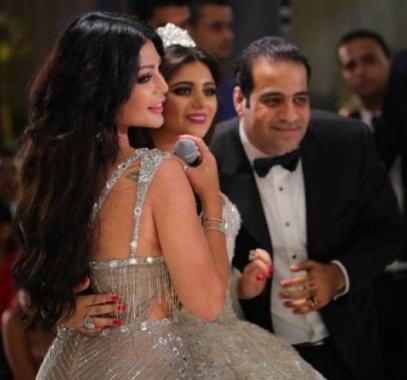 بالصور : هيفاء وهبي بفستان جريء في حفل زفاف بالإسكندرية!