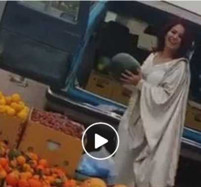 بالفيديو : كويتية تتسبب في أزمة مرورية خانقة بسبب البطيخ!