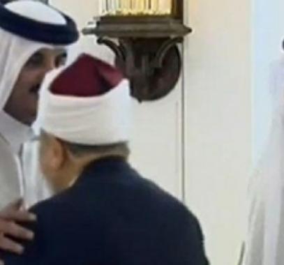 .أمير قطر يستقبل القرضاوي.jpg
