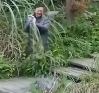 بالفيديو : 21 مليون مشاهدة لعباءة إخفاء صينية!