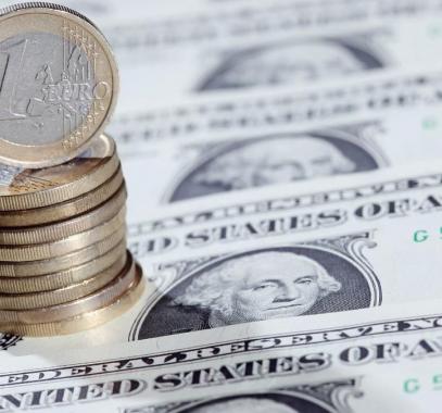 الدولار يواصل الصعود ويرتفع لأعلى مستوى في أسبوع